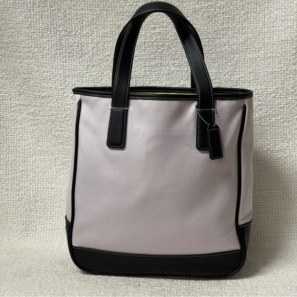 Handbags - Vintage Coach
Hamptons Tote Bag
